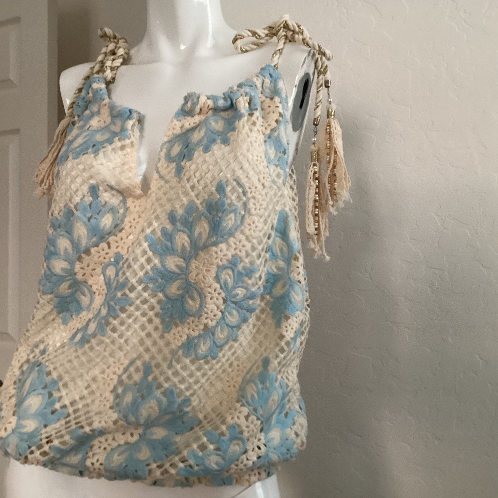 Venus, sz M, excellent condition, crochet sleeveless, pastel blue on cream